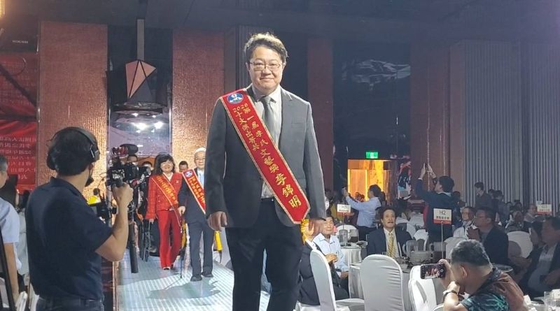 文藝獎得獎人李錦明，現任國立高雄師範大學美術系副教授，也是創作藝術博士，並曾以獨特的「卑屈表現主義」風格，為南台灣藝術界帶來創新活力。(漾新聞記者陳雯萍攝)