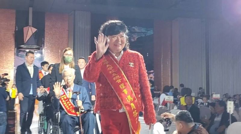 獲得教育獎的中華醫事科技大學校長李碧娥，因公務在身，出國訪問演說，由國際蘭馨交流協會前總會秘書長馮貞芬代表上台受獎。(漾新聞記者陳雯萍攝)