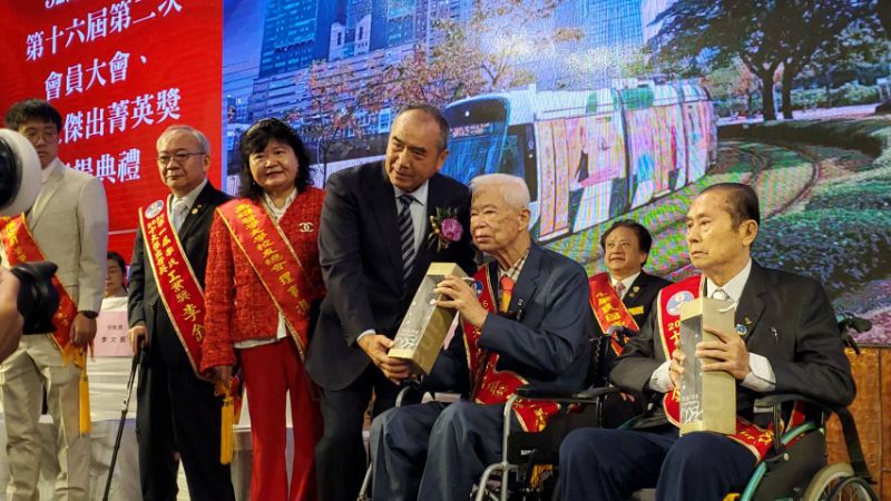 總統府國策顧問洪團樟(左三)代表總統賴清德贈送總統酒予當選人。(漾新聞記者陳雯萍攝)