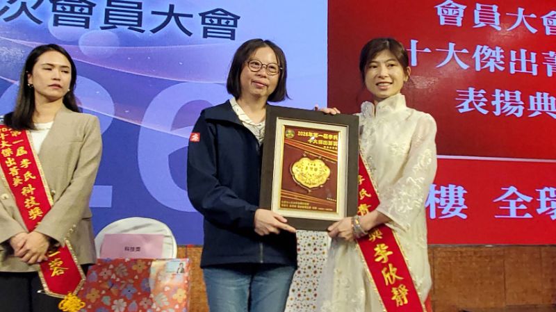 社會局長蔡宛芬(左)代表市長陳其邁致贈當選人獎牌。（漾新聞記者陳雯萍攝)