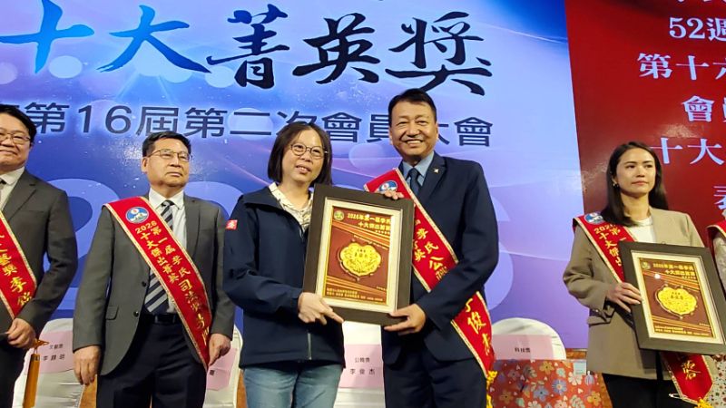 社會局長蔡宛芬(左)代表市長陳其邁致贈當選人獎牌。（漾新聞記者陳雯萍攝)