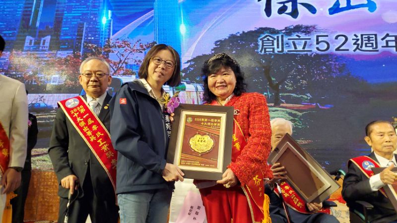 社會局長蔡宛芬(左)代表市長陳其邁致贈當選人獎牌。（漾新聞記者陳雯萍攝)