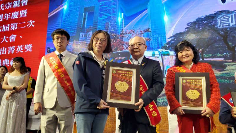 社會局長蔡宛芬(左)代表市長陳其邁致贈當選人獎牌。（漾新聞記者陳雯萍攝)