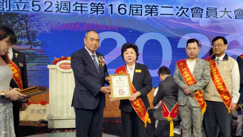 總統府國策顧問洪團樟(左)代表頒發推薦人感謝狀。(漾新聞記者陳雯萍攝)