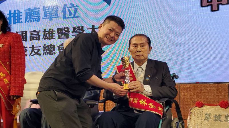 副議長曾俊傑(左)致贈當選人獎盃。（漾新聞記者陳雯萍攝)