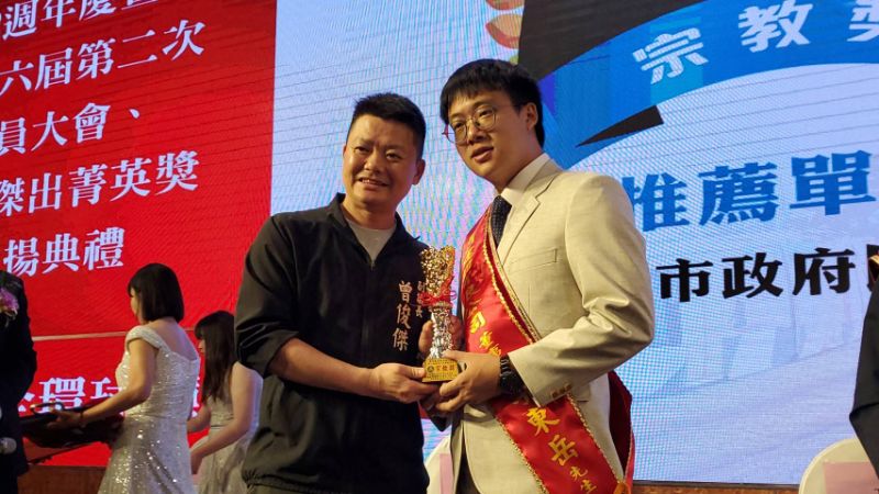 副議長曾俊傑(左)致贈當選人獎盃。（漾新聞記者陳雯萍攝)