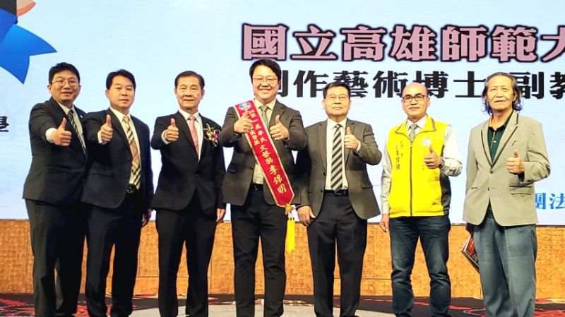 圖／高雄李氏宗親會首辦菁英獎席開百桌，十大典範榮耀加冕，發表感言後與親友團合影，共享榮耀。(漾新聞記者陳雯萍攝)