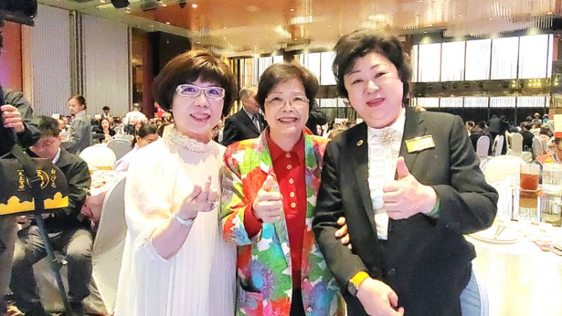 高雄市好人好事代表選拔協會理事長柯秀華(右)也推薦當選人，公益助陣。中為前理事長許惠美。(漾新聞記者陳雯萍攝)