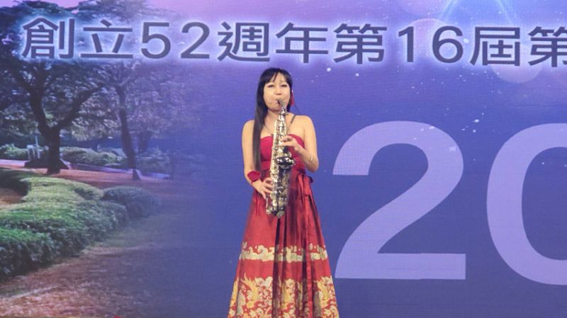 節目主持人，也是雁行聯盟獅子會會長陳慧蓉，多才多藝，也是薩克斯風演奏的高手。(漾新聞記者陳雯萍攝)
