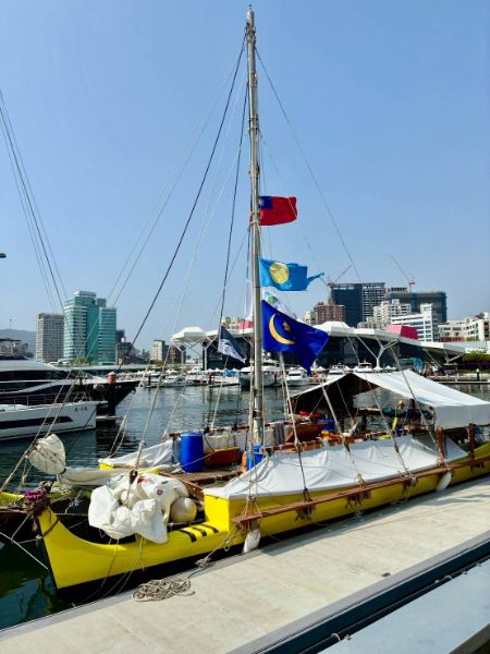來自帛琉的傳統遠洋航海帆船「無私分享號」（Alingano Maisu）歷經15天海上航行，7日正式抵達高雄港，迎船儀式溫馨展開。(漾新聞記者陳雯萍翻攝)