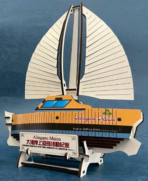 高雄市前鎮國小與屏東縣東港鎮大潭國小攜手準備象徵海洋文化情誼的彩色雷雕帆船紀念禮，在港灣的海風與掌聲中致贈船員，見證南島民族跨越國界的深厚連結。(漾新聞記者陳雯萍翻攝)