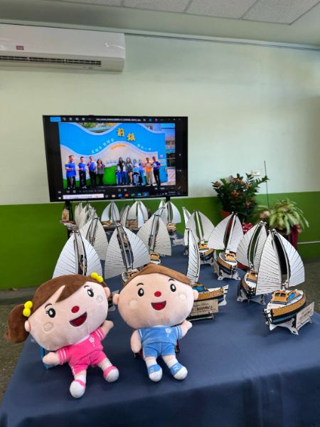 高雄市前鎮國小與屏東縣東港鎮大潭國小攜手準備象徵海洋文化情誼的彩色雷雕帆船紀念禮，在港灣的海風與掌聲中致贈船員，見證南島民族跨越國界的深厚連結。(漾新聞記者陳雯萍翻攝)