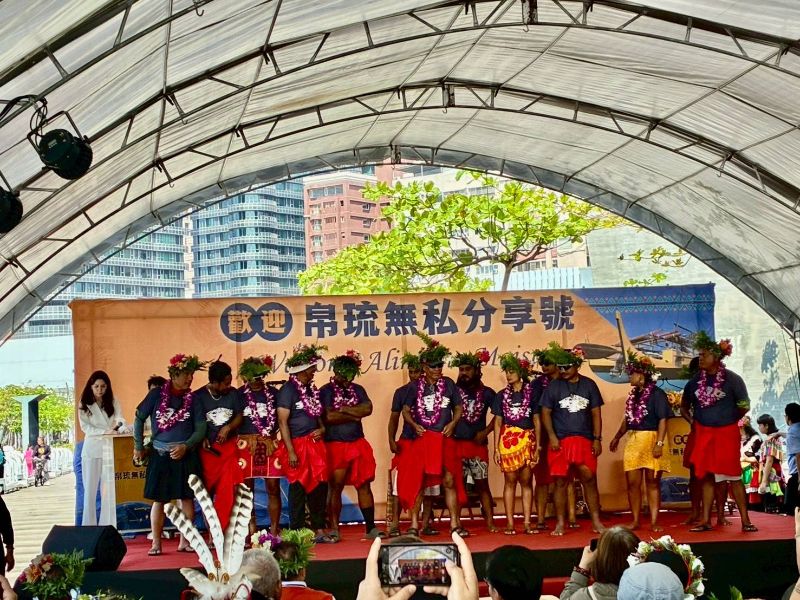 來自帛琉的傳統遠洋航海帆船「無私分享號」（Alingano Maisu）歷經15天海上航行，7日正式抵達高雄港，迎船儀式溫馨展開。(漾新聞記者陳雯萍翻攝)