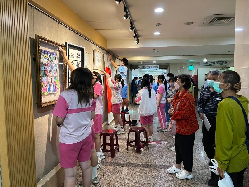 學生作品首次在高醫南杏藝廊的展出。（漾新聞記者陳雯萍攝）
