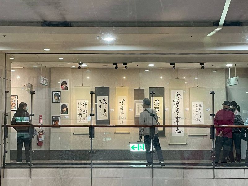 學生作品首次在高醫南杏藝廊的展出。（漾新聞記者陳雯萍攝）