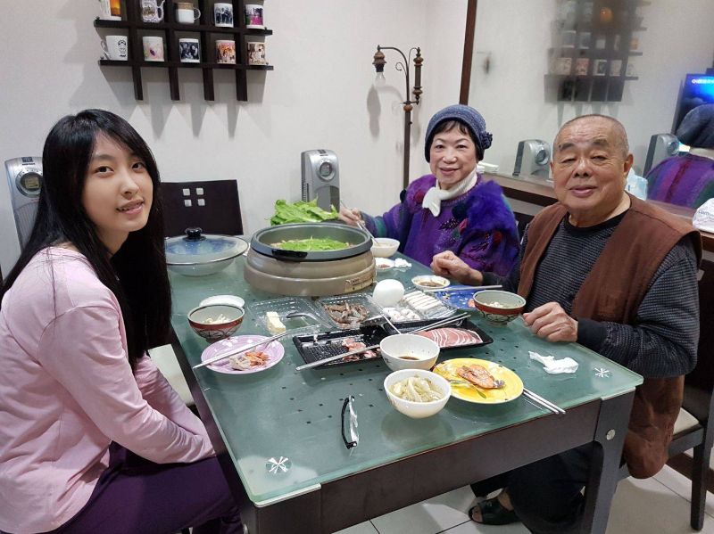 晚年共享天倫之樂　三代傳承醫者仁心。