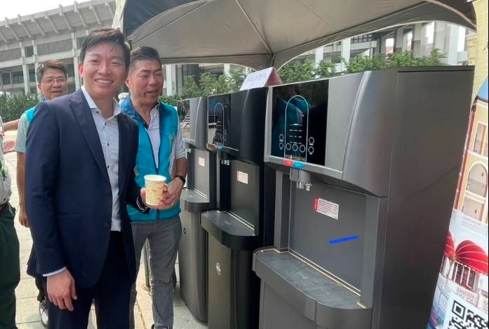 教育局長吳立森親自體驗飲水機，行銷減塑政策。