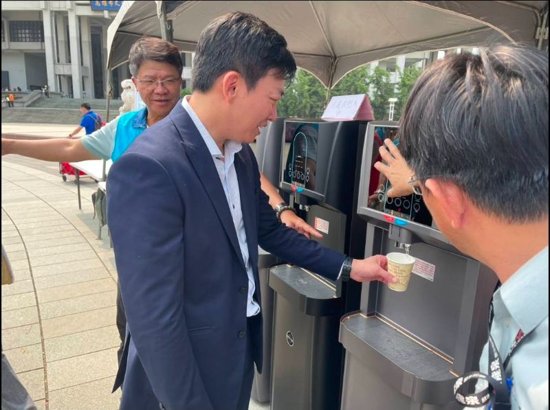 教育局長吳立森親自體驗飲水機，行銷減塑政策。
