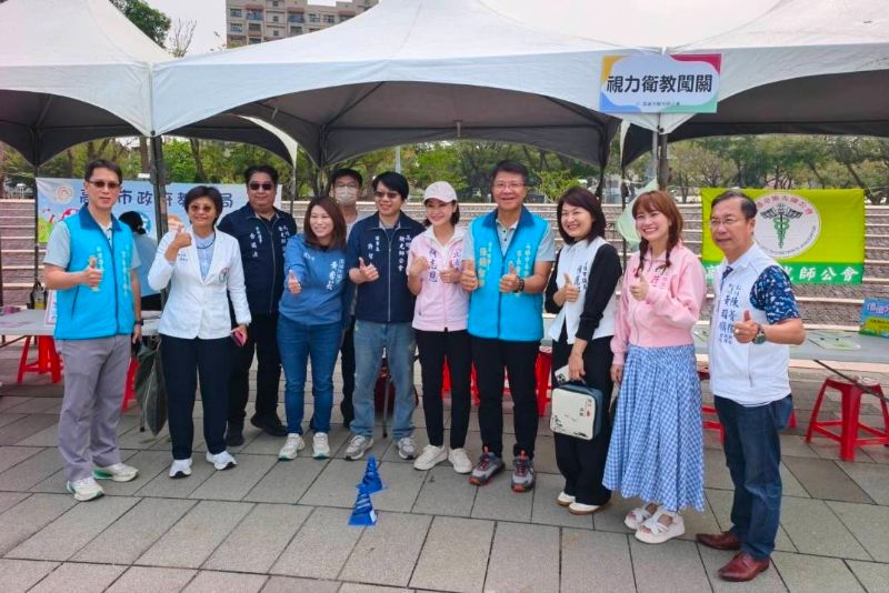 柯志恩立委與議員黃香菽、陳麗娜、許采蓁，及陳菁徽辦公室主任，都到場為參賽學生加油打氣。