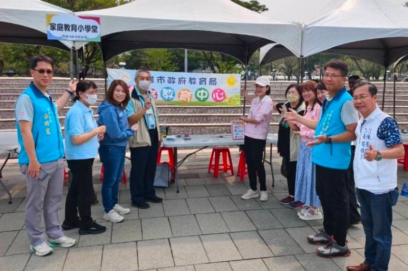 柯志恩立委與議員黃香菽、陳麗娜、許采蓁，及陳菁徽辦公室主任，都到場為參賽學生加油打氣。