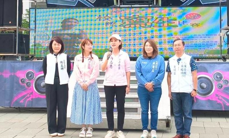 柯志恩立委與議員黃香菽、陳麗娜、許采蓁，及陳菁徽辦公室主任，都到場為參賽學生加油打氣。