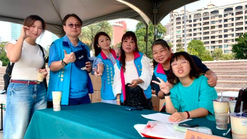 家長會長協會成員現場服務，為藝術教育付出心力。(漾新聞記者陳雯萍攝)