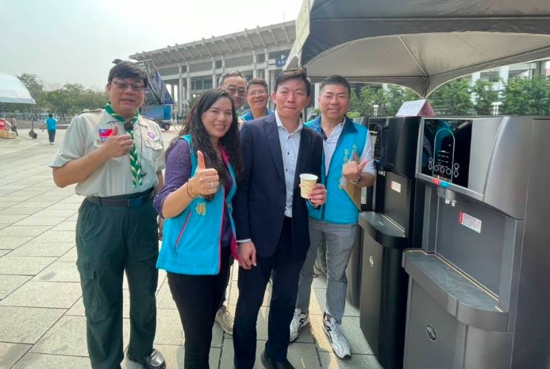 教育局長吳立森親自體驗飲水機，行銷減塑政策。
