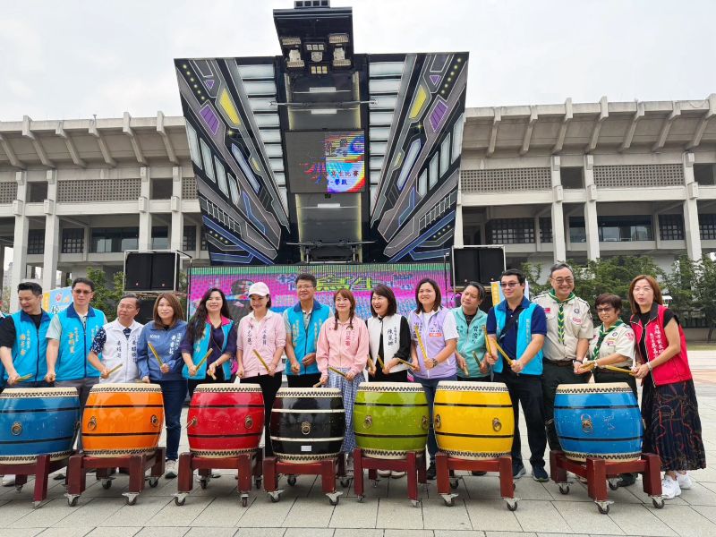 開幕擊鼓演出與大合照。