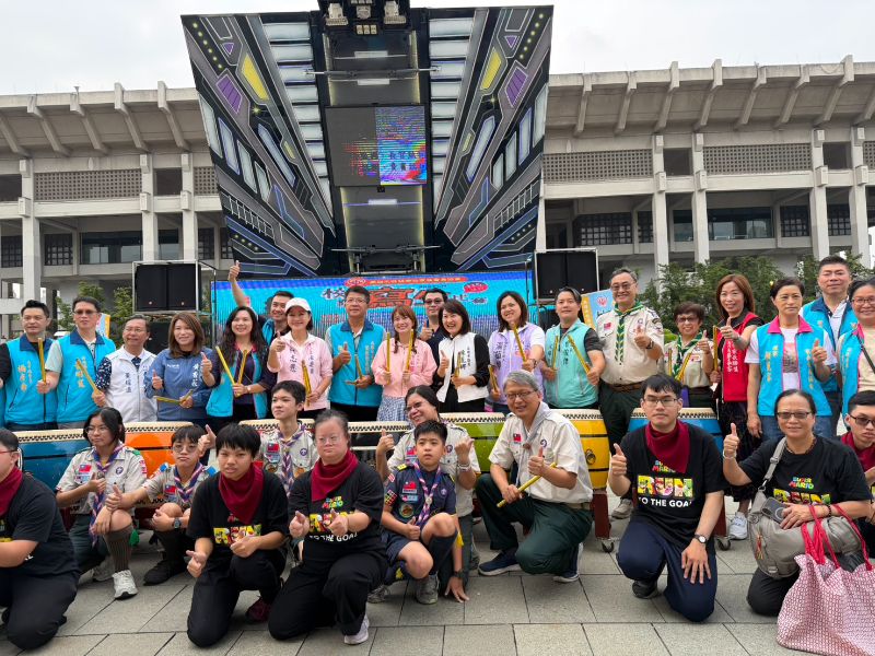 開幕擊鼓演出與大合照。