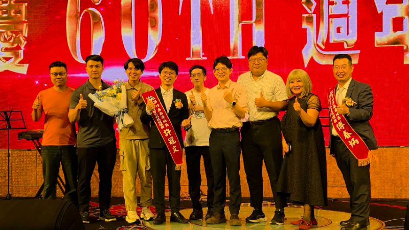 高雄市青年局長林楷軒為AI智慧科技得獎者許冠文喝彩。（漾新聞記者陳雯萍攝）