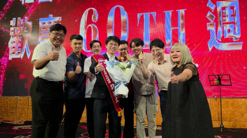 第18屆高屏地區傑出經理獎得獎者在頒獎典禮中，高雄市青年局長林楷軒為AI智慧科技得獎者許冠文喝彩。（漾新聞記者陳雯萍攝）