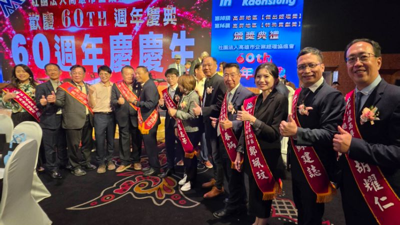 青年局長林楷軒與得獎者合影。（漾新聞記者陳雯萍攝）