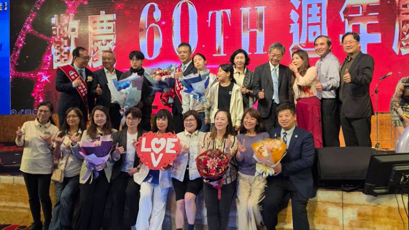 第18屆高屏地區傑出經理獎得獎者在頒獎典禮中接受親友的祝福，全體並合影留念，留下難忘的鏡頭。（漾新聞記者陳雯萍攝）