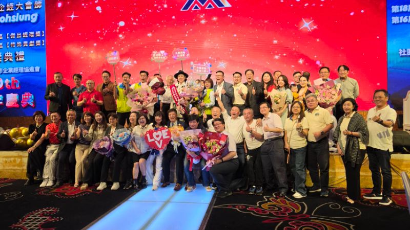 第18屆高屏地區傑出經理獎得獎者在頒獎典禮中接受親友的祝福，全體並合影留念，留下難忘的鏡頭。（漾新聞記者陳雯萍攝）