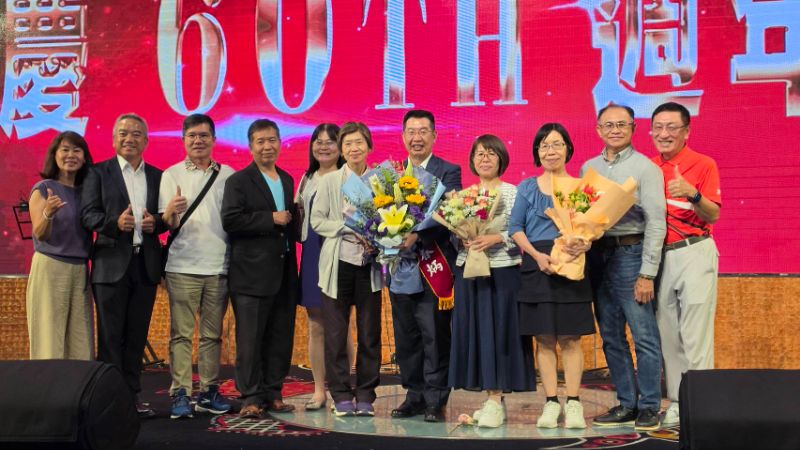 第18屆高屏地區傑出經理獎得獎者在頒獎典禮中接受親友的祝福，全體並合影留念，留下難忘的鏡頭。（漾新聞記者陳雯萍攝）