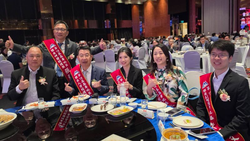 傑出經理人得獎者合影。（漾新聞記者陳雯萍攝）