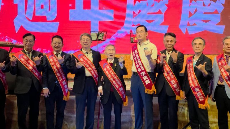 理事長李建興教授代表協進會，頒發終生成就獎給創會會員陳泳華。（漾新聞記者陳雯萍攝）
