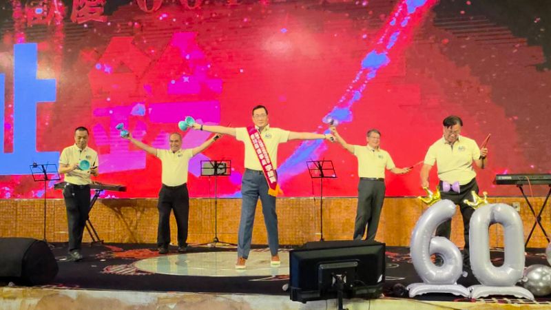 理事長與八前任理事長們也撂落去，現場進行扯鈴的表演，帶動歡樂氣氛。(漾新聞記者陳雯萍攝)