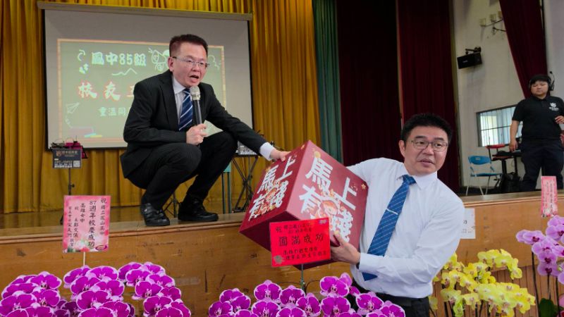 最後的神秘禮物「大摸彩」，更是讓人驚心動魄！原來黃照智還自掏腰包買來三支IPhone手機，分別是橘、藍、白三色。第一位被邀請上台抽獎的是校長吳曉暢，而箱子內的號碼牌，則是複印縮小版的「專屬生日百元鈔」。當第一位得獎校友上台時，真的是心喜若狂！（漾新聞記者陳雯萍攝）