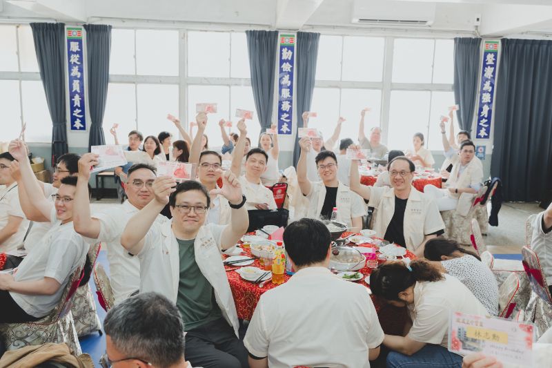 拿到黃照智精心設計的「專屬生日百元鈔」，許多校友拿到自己的生日百元鈔時，忍不住反覆確認鈔票上的數字，當場拍照留念。對於這些有錢也買不到的「專屬生日百元鈔」，不少人為他的用心感動，當場落淚，更多人說，「我要裱起來當傳家寶」。（漾新聞記者陳雯萍攝）