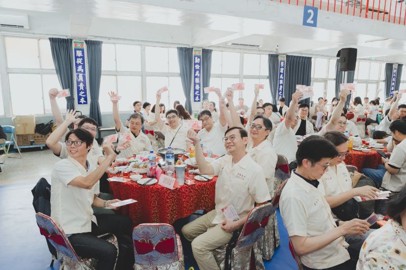 拿到黃照智精心設計的「專屬生日百元鈔」，許多校友拿到自己的生日百元鈔時，忍不住反覆確認鈔票上的數字，當場拍照留念。對於這些有錢也買不到的「專屬生日百元鈔」，不少人為他的用心感動，當場落淚，更多人說，「我要裱起來當傳家寶」。（漾新聞記者陳雯萍攝）