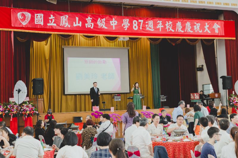 劉美玲老師上台細屬黃照智為了這次活動所付出行動的用心，讓全場師長、校友都深深感動。（漾新聞記者陳雯萍攝）