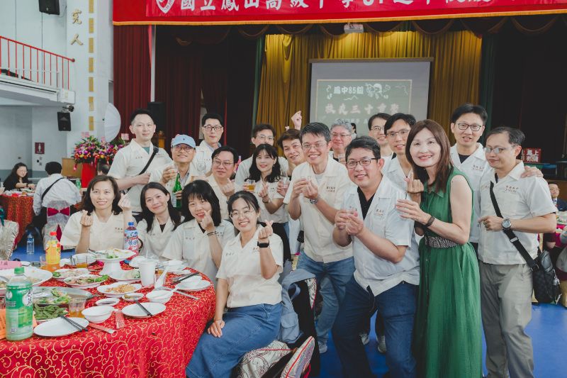 85級各畢業班校友與昔日的恩師合影，回味當年青春年少。（漾新聞記者陳雯萍攝）