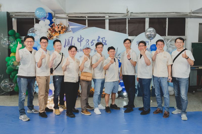 知名律師、傑出校友，也是鳳山高中文教基金會董事長吳任偉，與同班同學在看板前合影，留下難忘的回憶。（漾新聞記者陳雯萍攝）