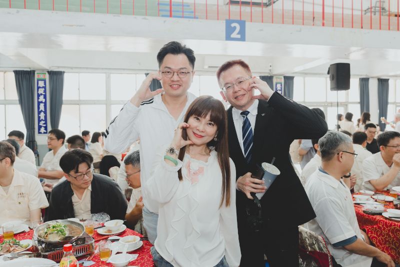 黃照智(右)用心為85級校友三十重聚規劃活動，驚奇派對，帶給所有校友美好的回憶，也令大家動容。（漾新聞記者陳雯萍攝）