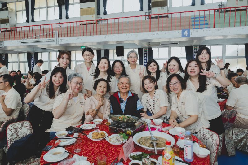 85級各畢業班校友與昔日的恩師合影，回味當年青春年少。（漾新聞記者陳雯萍攝）