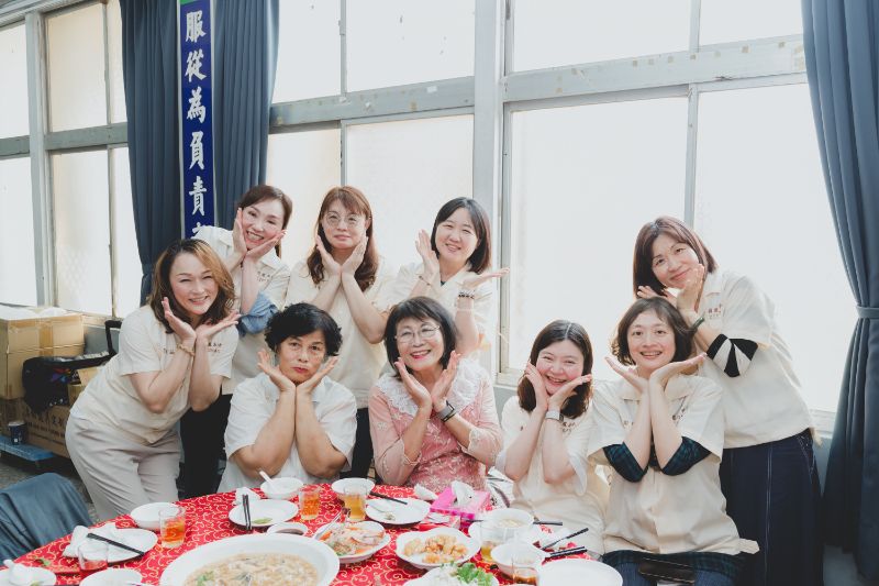 85級各畢業班校友與昔日的恩師合影，回味當年青春年少。（漾新聞記者陳雯萍攝）