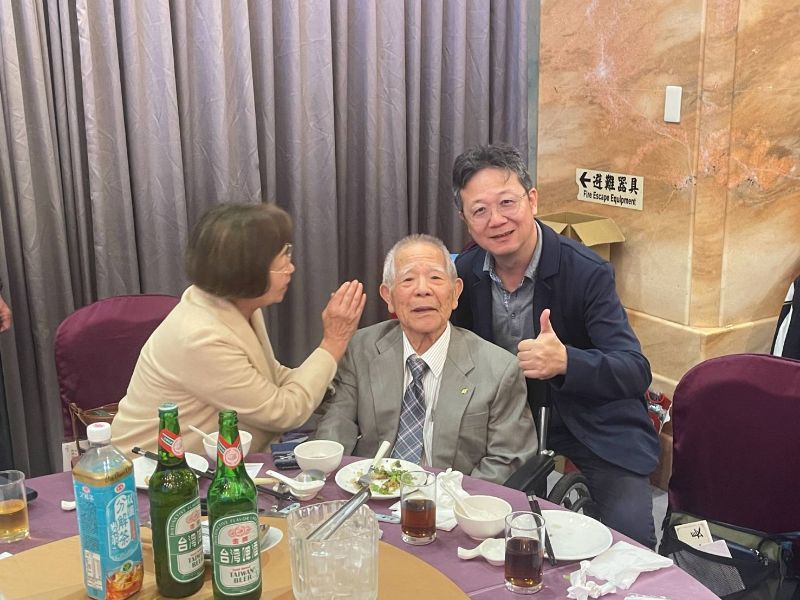 雄中校友會副會長黃仁盈與老校友相見歡。