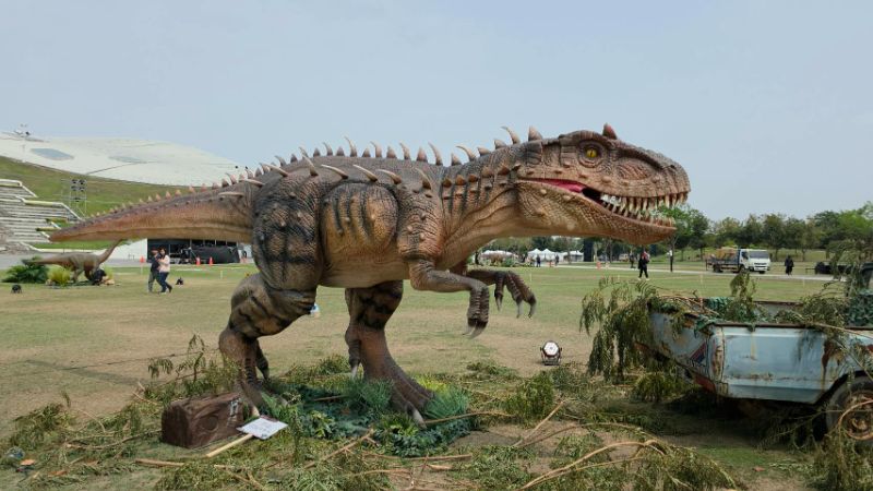 在衛武營廣場，還會有21隻的各類恐龍，會動、會吼，逼真的情境，讓大家如置身侏羅紀公園一般，感覺超神奇！(漾新聞記陳雯萍攝)
