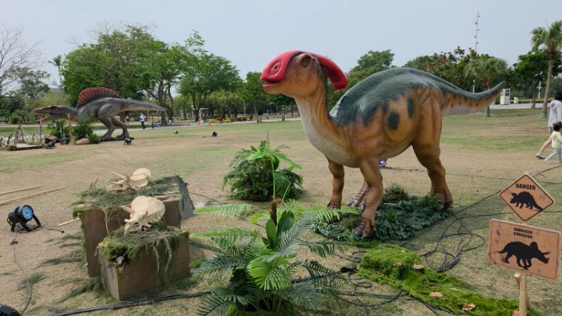 在衛武營廣場，還會有21隻的各類恐龍，會動、會吼，逼真的情境，讓大家如置身侏羅紀公園一般，感覺超神奇！(漾新聞記陳雯萍攝)